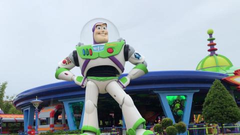 FIRST LOOK - Hollywood Studios - Alien Swirling Saucers -...