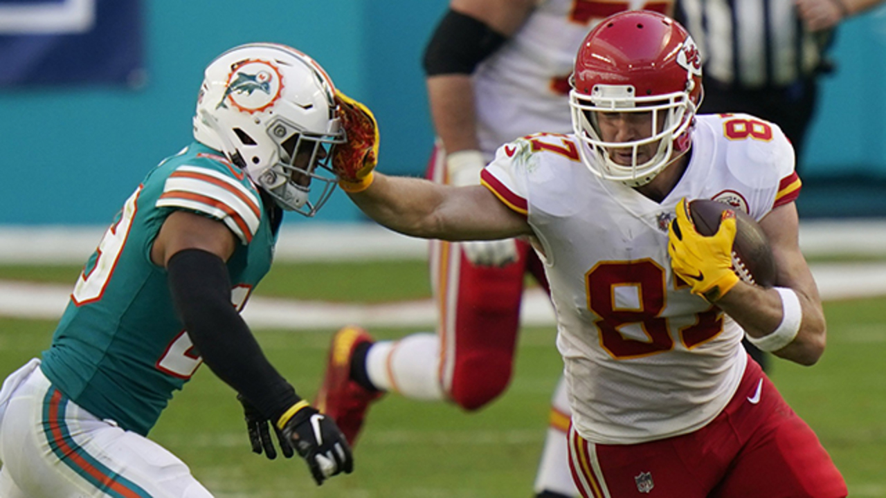 Chiefs' Tyreek Hill burns Miami Dolphins for two touchdowns