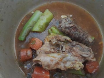 Chicken cooked with vegetables