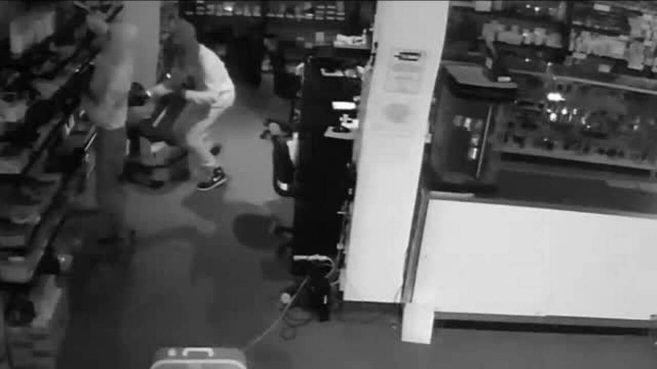 Video Captures Burglars Who Robbed Business Wichita Eagle 9564