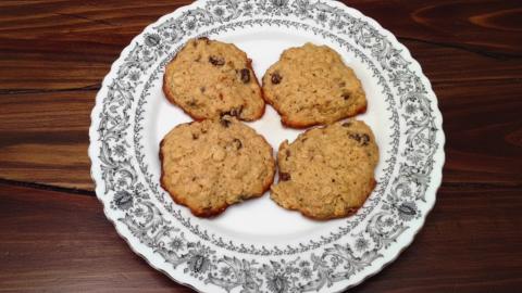 The BEST Chewy Oatmeal Raisin Cookies (shorts)