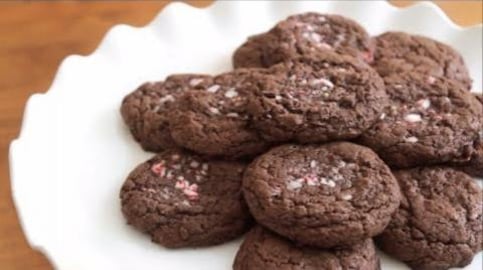 4 ingredient Chocolate Candy Cane Cookies | SweetTreats