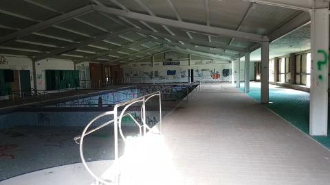 GHOST TOWN EXPLORE... THIS PLACE GOT CLOSED DOWN...