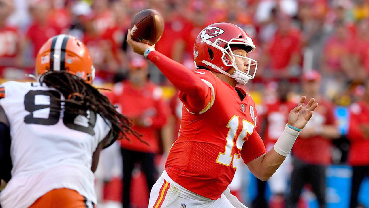 Cleveland Browns defensive end Takkarist McKinley (55) rushes during an NFL  football game against the Kansas City Chiefs Sunday, Sept. 12, 2021, in  Kansas City, Mo. (AP Photo/Peter Aiken Stock Photo - Alamy