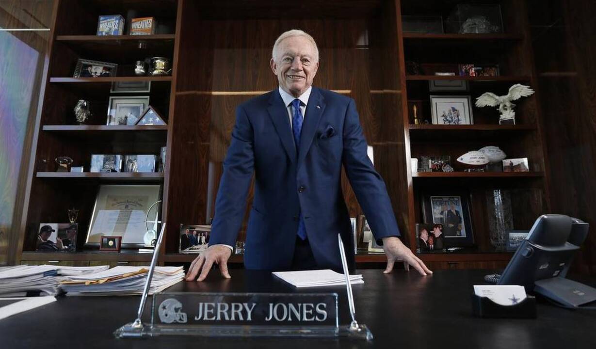 Arkansas to honor Jerry Jones with special Cowboys replica uniforms