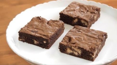 6 ingredient Reese's Brownies | SweetTreats
