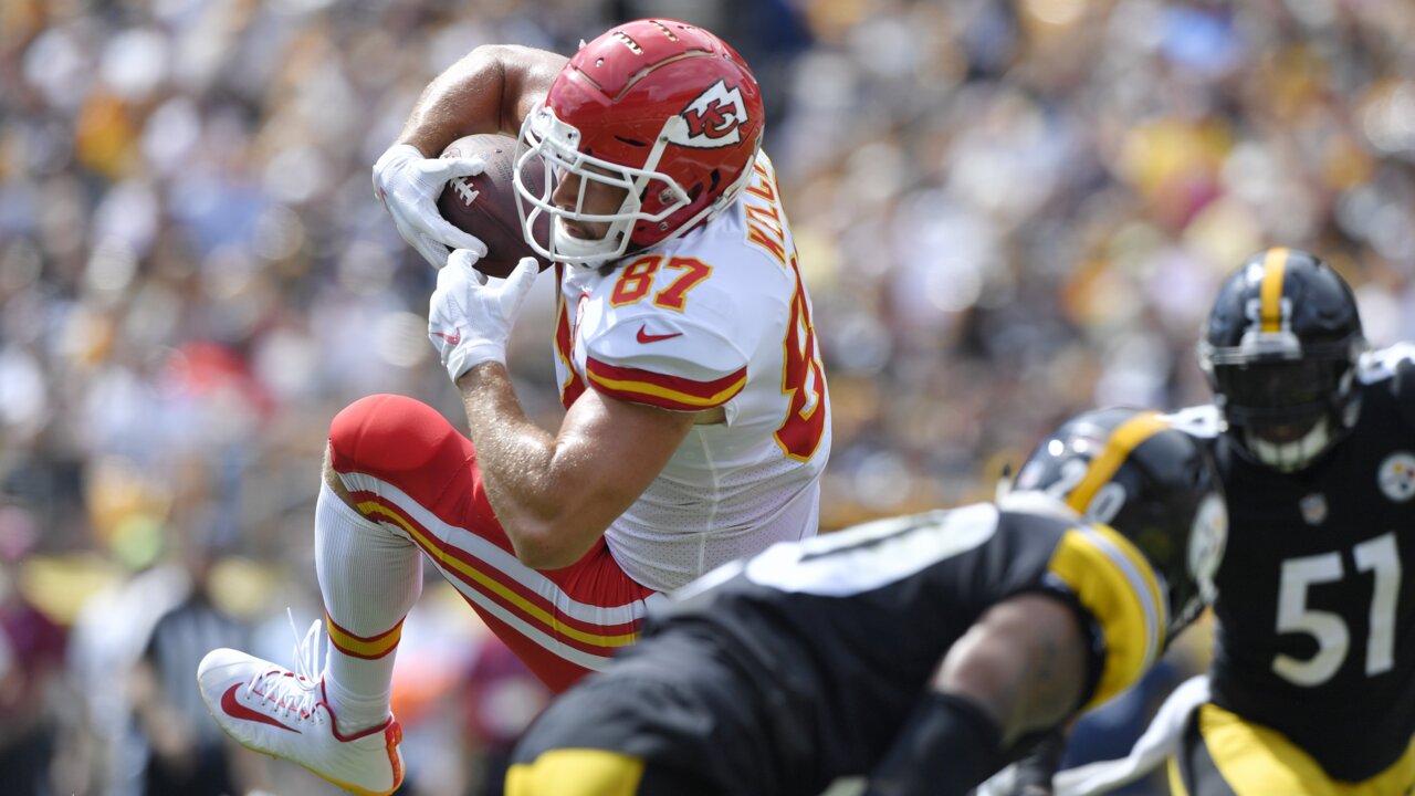 Mahomes throws 6 TDs, Chiefs hold off Steelers 42-37