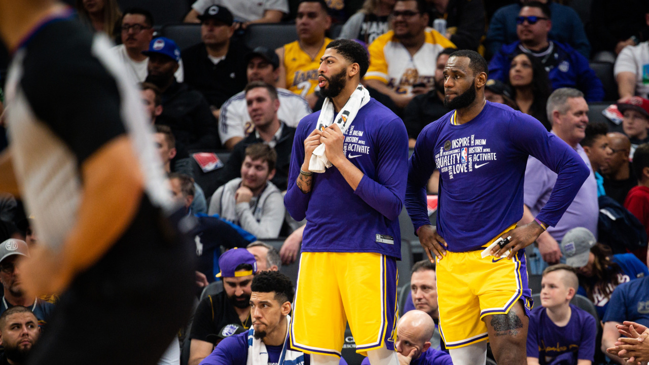 The city is bleeding': LA Lakers fans gather to pay tribute to Kobe Bryant, Kobe Bryant