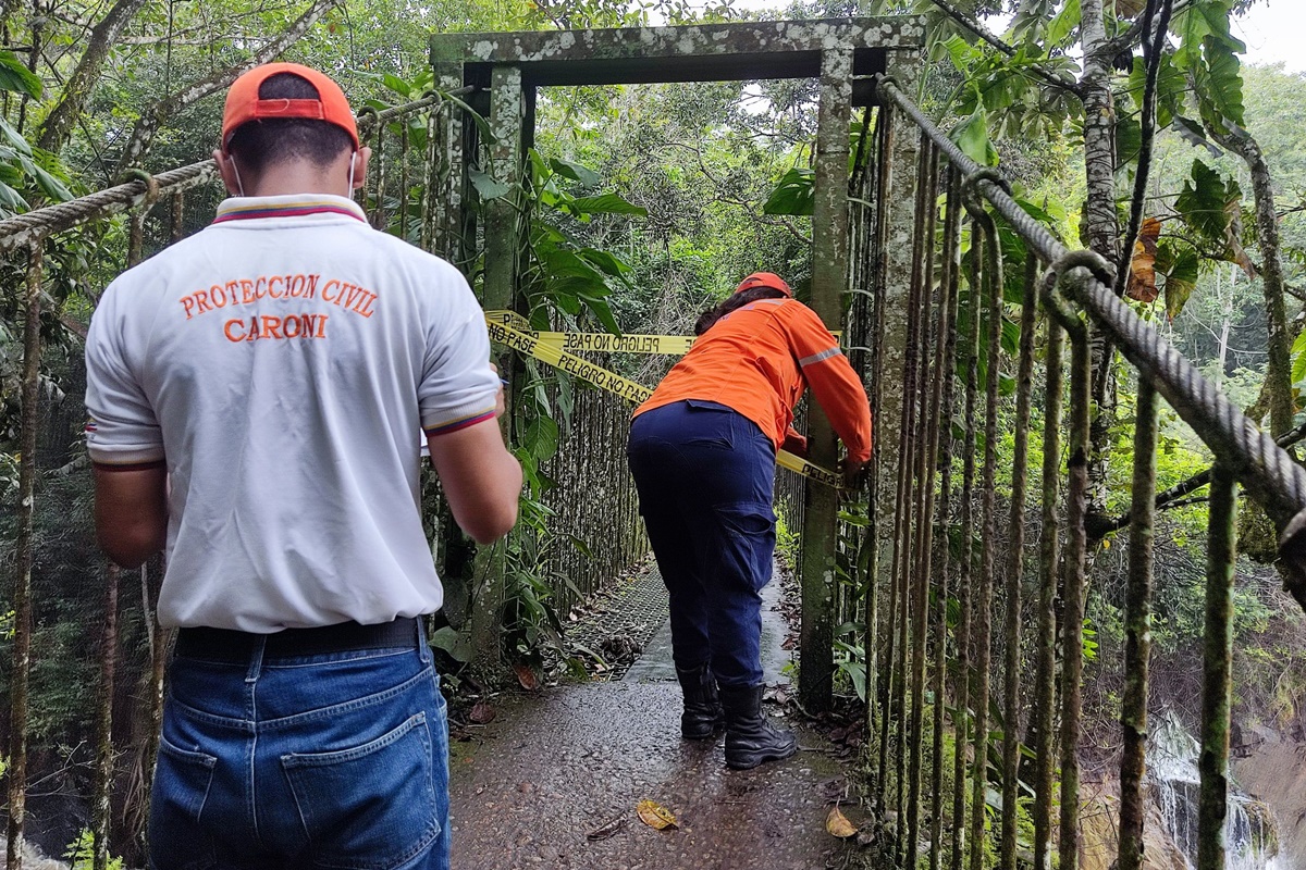 Cerraron de manera preventiva el puente colgante del Parque La Llovizna