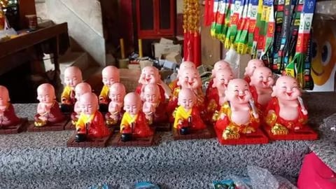 Inside Samten Choling Buddhist Ghoom Monastery - Darjeeli...