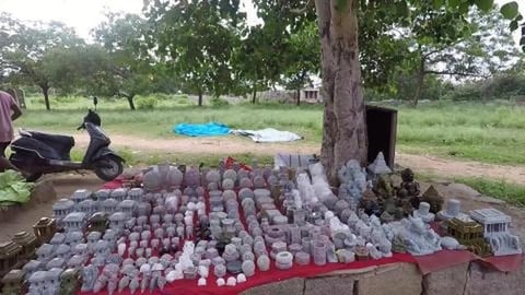 Artisan Selling Artefacts | Hampi