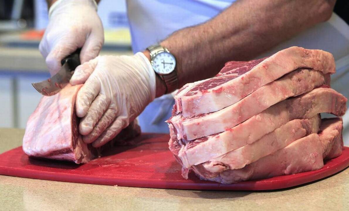 Veteran meat cutter teaches class at Eckert's in Belleville