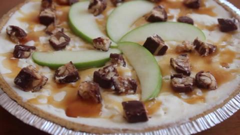 Snickers Caramel Apple Pie | SweetTreats