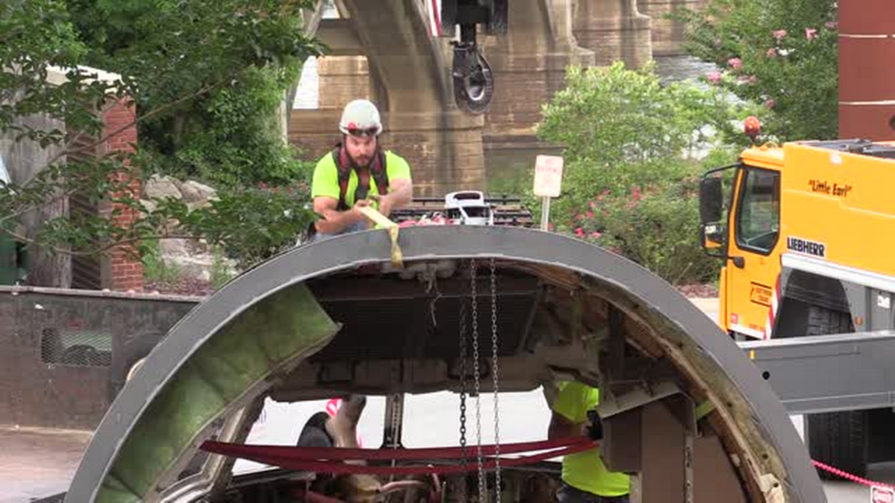 Cane lifts airplane cockpit to side of EdVenture Children's Museum