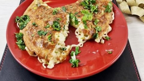 Magic Omelette Recipe! How to Make a yummy Noodles Omelet...