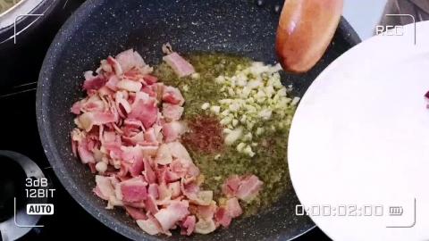 TasteHU221 _ How to Cook Creamy Carbonara w_ Spinach