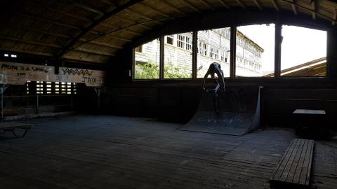 GHETTO SKATE PARK IN ABANDONED FACTORY... 