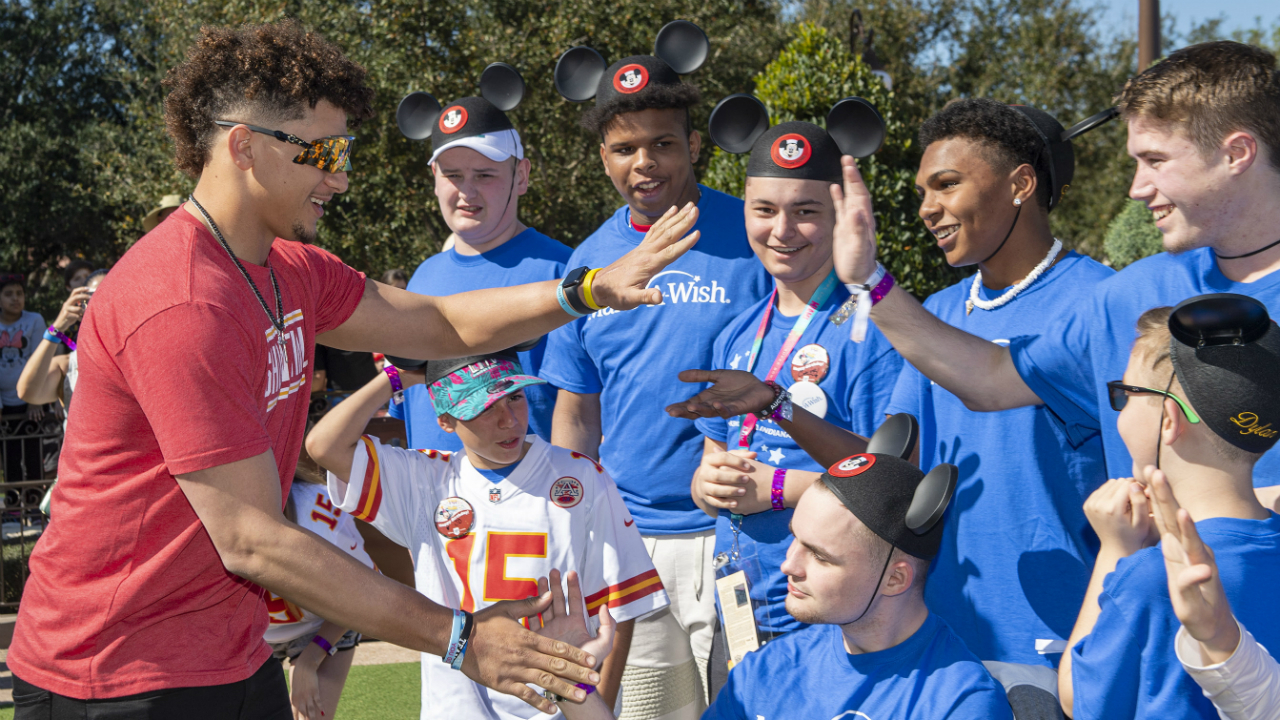 Kansas City liquor store employee broke news of Patrick Mahomes