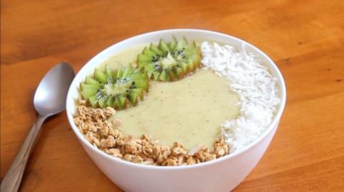 4 ingredient Kiwi Smoothie Bowl