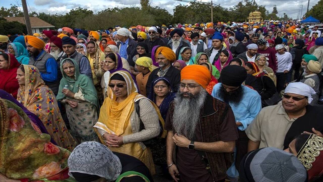 Yuba City Sikh Parade makes its way down Tierra Buena Street The