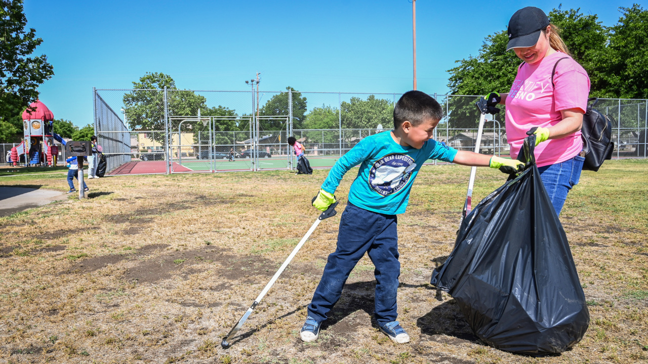 City of Fresno on X: Have you seen the yellow trash bags along SR