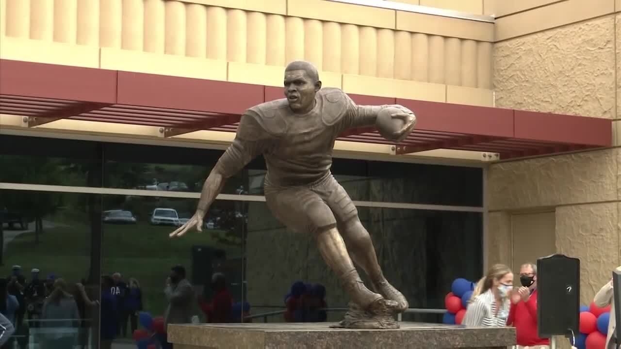 \ud83c\udfa5 Gale Sayers Tribute \u2013 Kansas Jayhawks