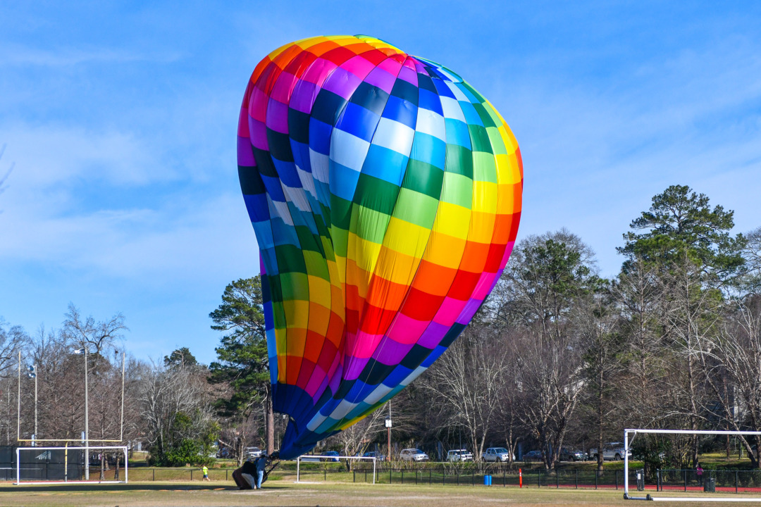 Hot air balloon makes emergency landing at Lakebottom Park in Columbus