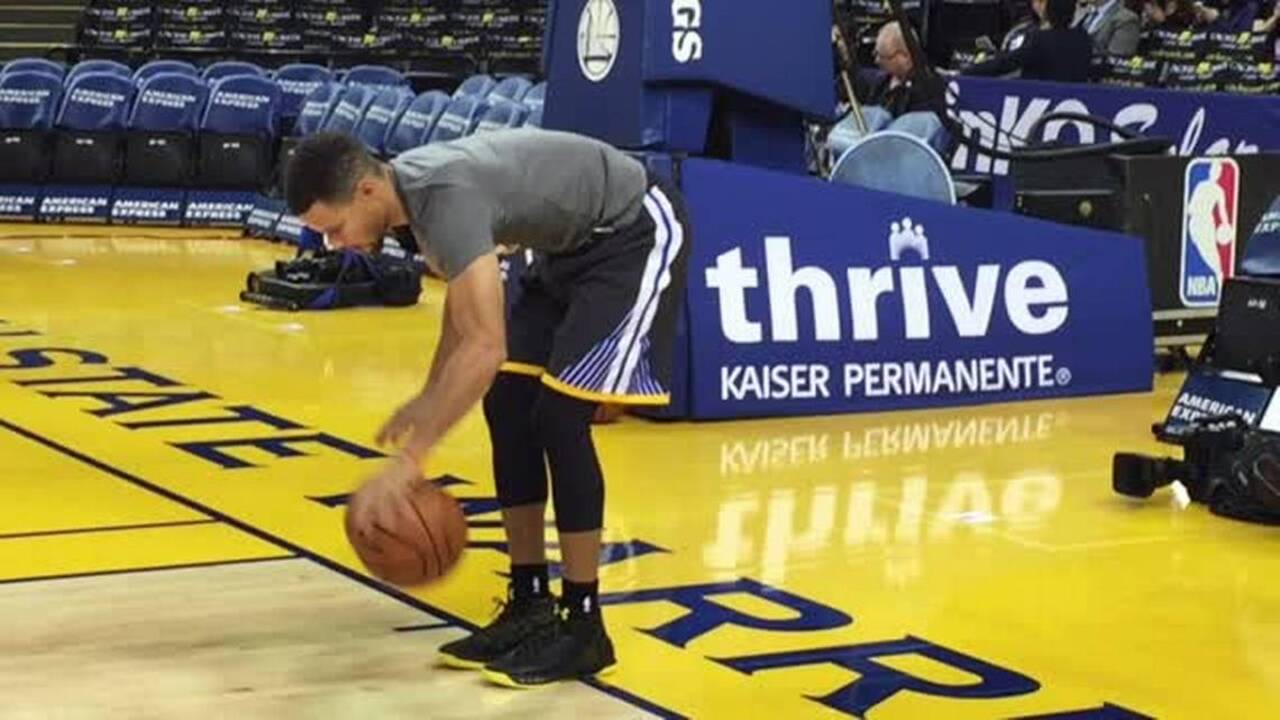 Steph Curry dons a Derek Carr jersey after his Panthers lose to