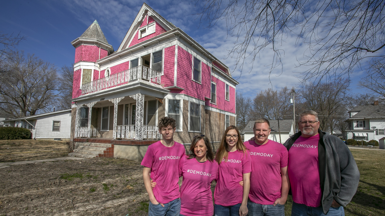 New owners to renovate Pink house in Aviston, Illinois Belleville