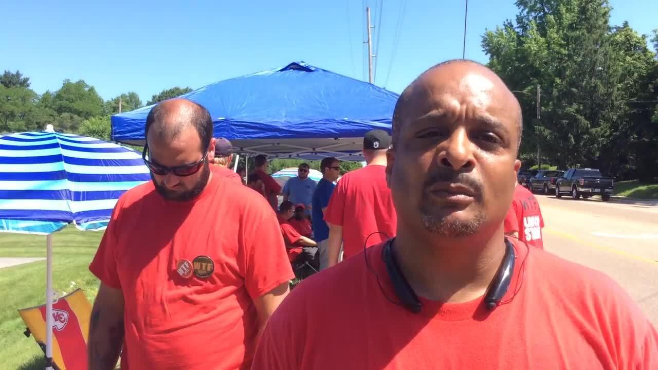 video-at-t-workers-on-strike-in-belleville-il-belleville-news-democrat