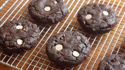 Triple Cocoa Sea Salt Caramel Cookies | SweetTreats