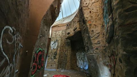 I CLIMBED THIS ABANDONED WALL CLIMB CENTER...
