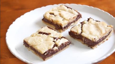 Nutella Crumble Cake Bars | SweetTreats