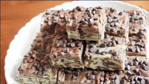 5 ingredient Mint Chocolate Chip Fudge | SweetTreats