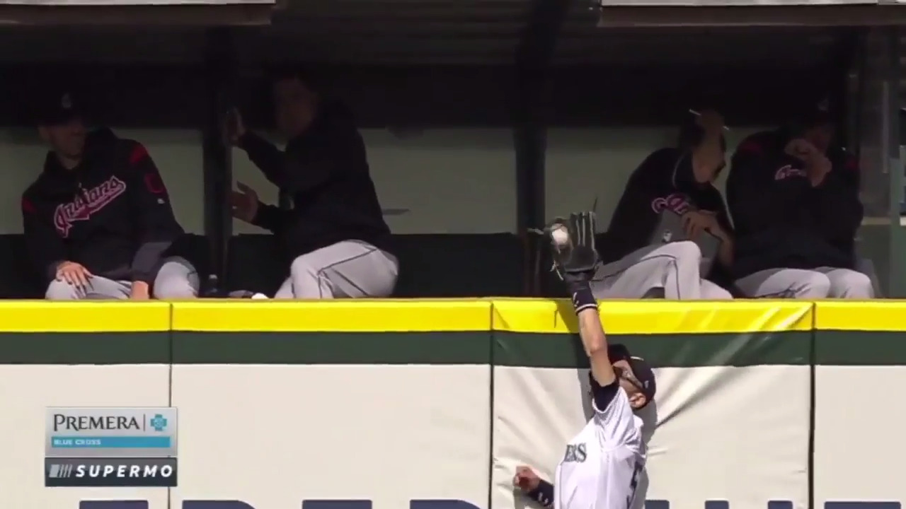 Ichiro makes an amazing leaping catch 