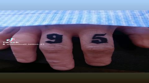 finger tattoo 