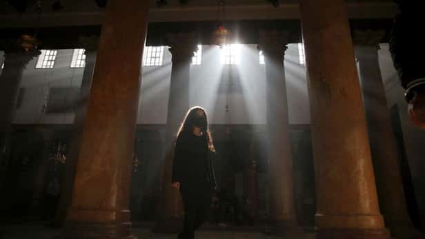 La Navidad versión COVID-19 trae algo de alegría a una Belén casi desierta