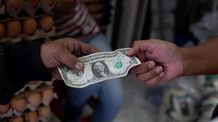 Régimen cubano bloquea dólares a sus ciudadanos y culpa a EEUU