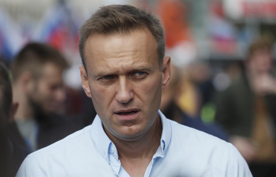 Der russische Oppositionsführer Alexei Navalny wurde zu mehr als drei Jahren Gefängnis verurteilt