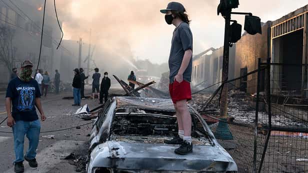 BLM consigue nominación al premio Nobel de la paz tras incendiar EEUU