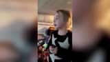 Νεαρή κοπέλα ερμηνεύει το "Let it Go" στο καταφύγιο της Ουκρανίας