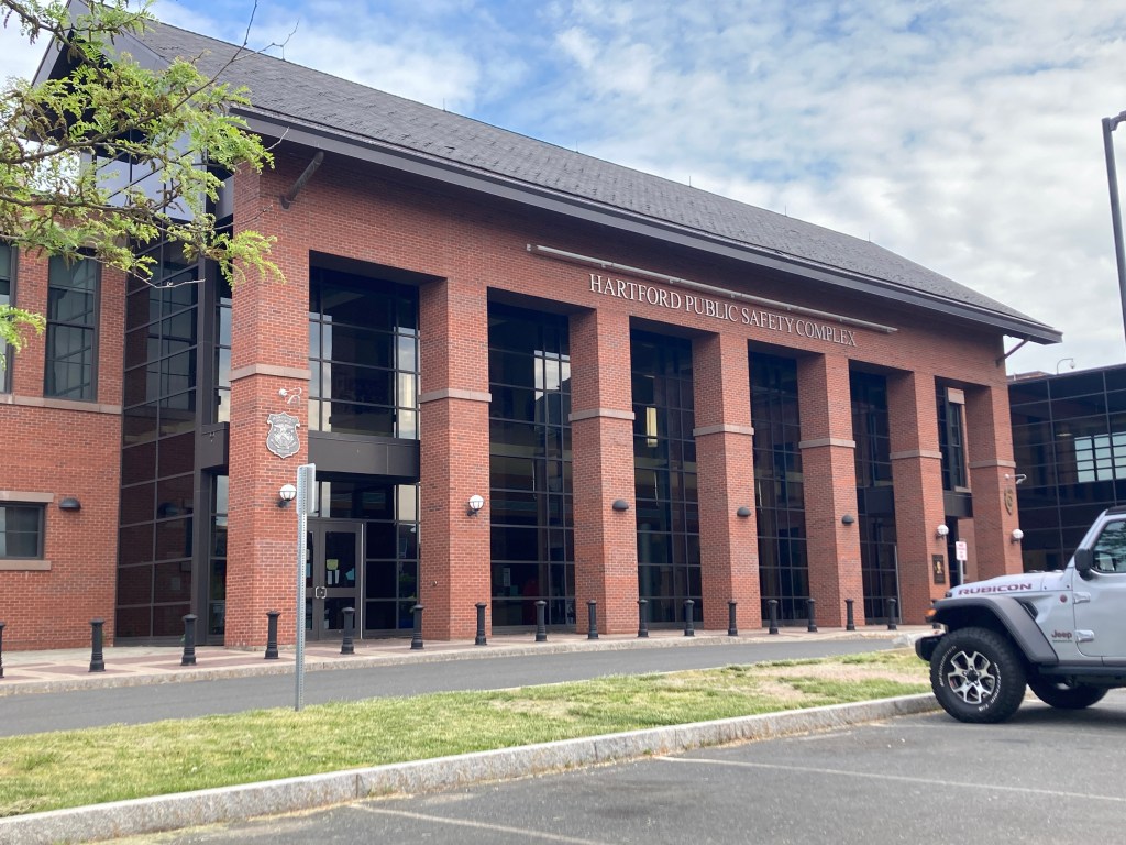 Man shot, police find him in a hospital in Hartford