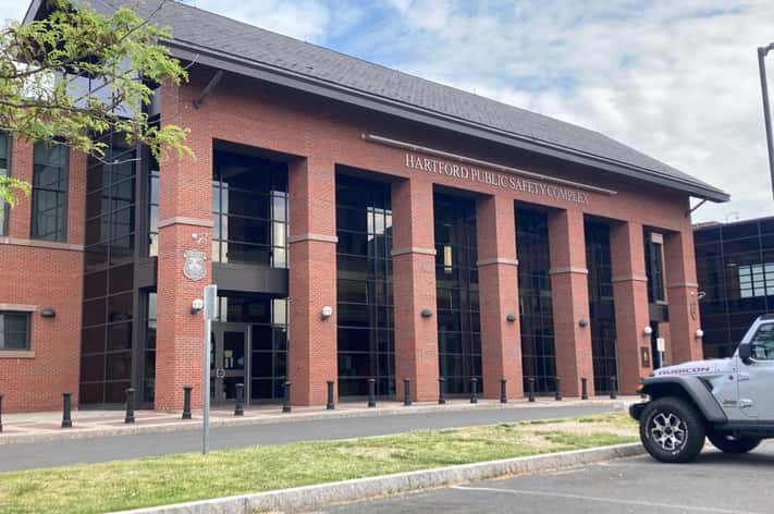 Man shot, police find him in a hospital in Hartford