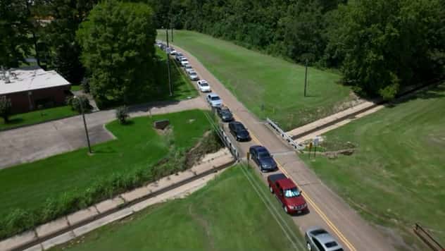 Lines for water in Mississippi form
