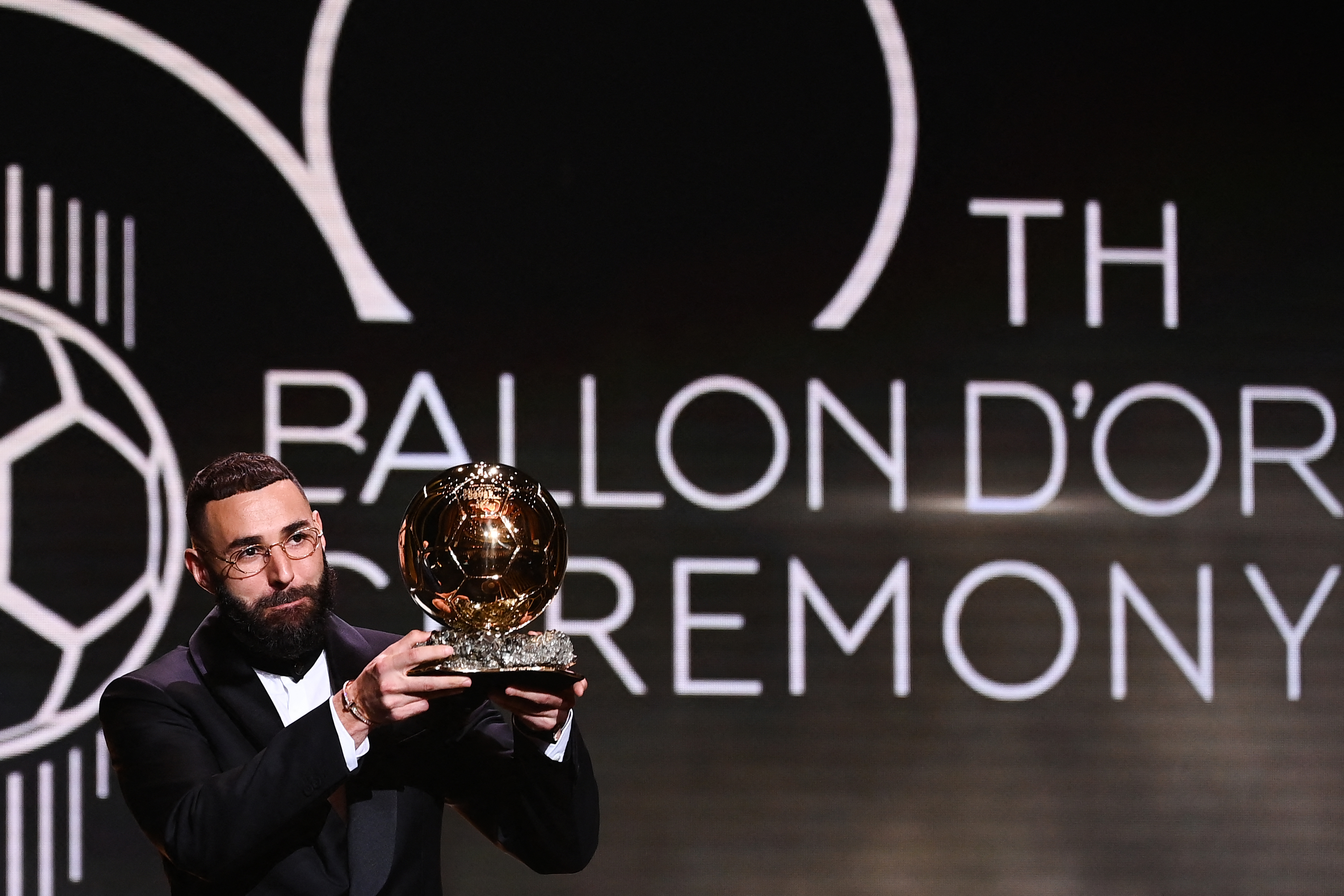 Benzema pone la corona a su reinado con el Balón de Oro
