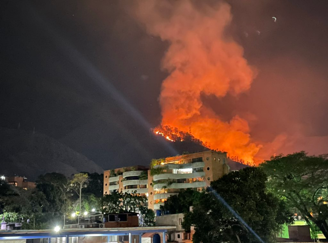 Reportaron incendio de gran magnitud en El Ávila