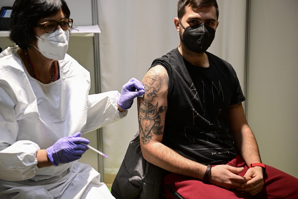 OMS: Casos globales de covid-19 bajaron 14%