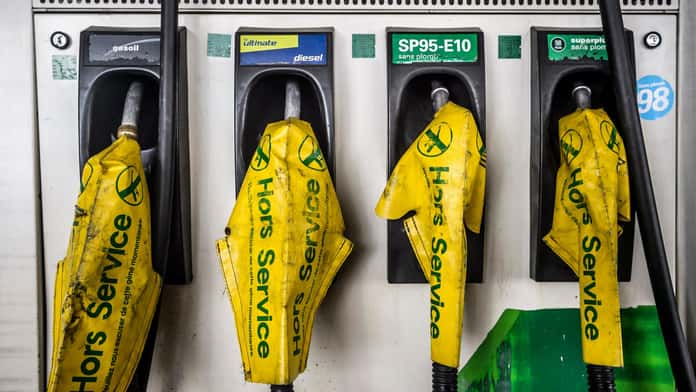 Largas colas en gasolineras francesas por falta de combustible