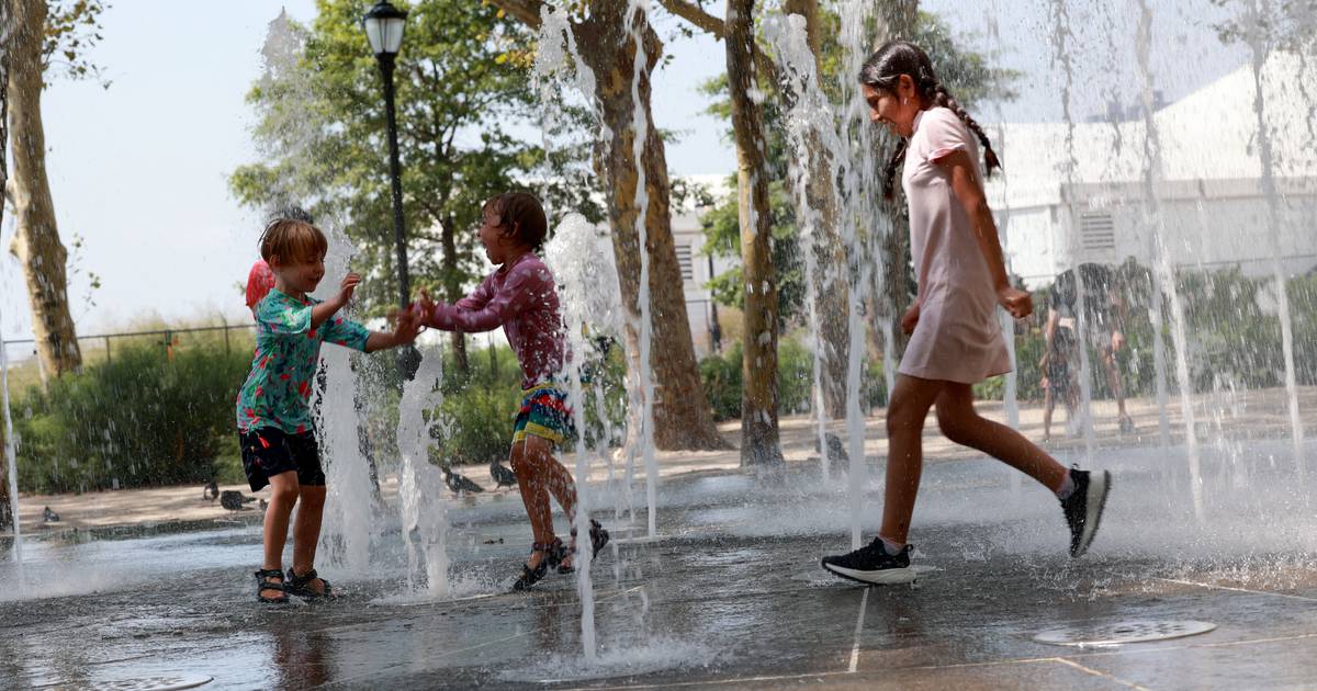New Yorkers face sweaty week ahead as end-of-summer heat wave takes hold