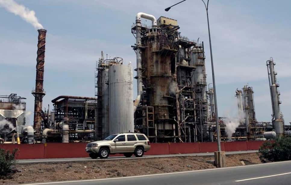 Millones de dólares debe PDVSA a contratistas de refinería entregada a iraníes